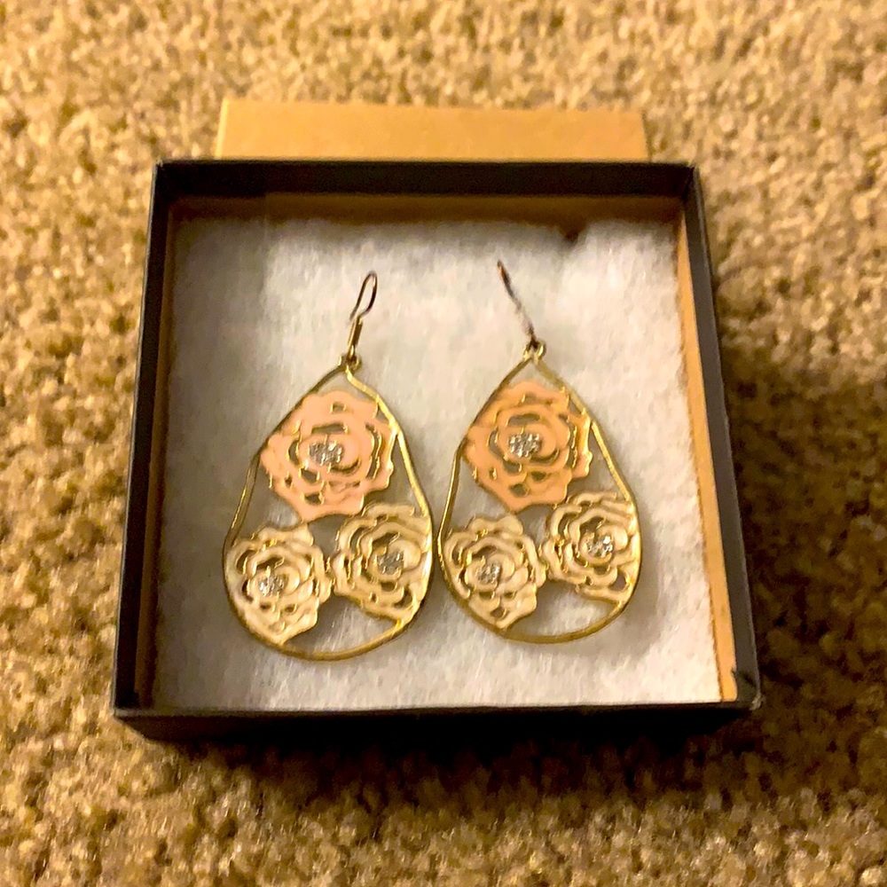 Gorgeous pink and cream dangle earrings!!